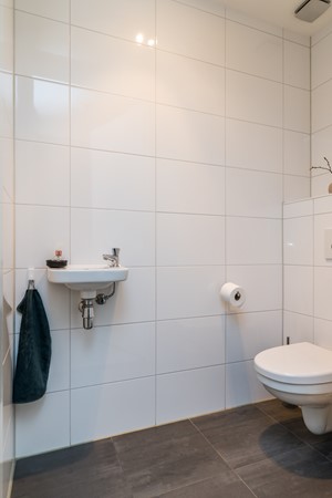 Foto - Verkocht onder voorbehoud: In een rustige en kindvriendelijke woonomgeving staat deze moderne instapklare geschakelde twee-onder-een-kapwoning (bouwjaar 2011) met voldoende woonoppervlakte, garage en tuin.